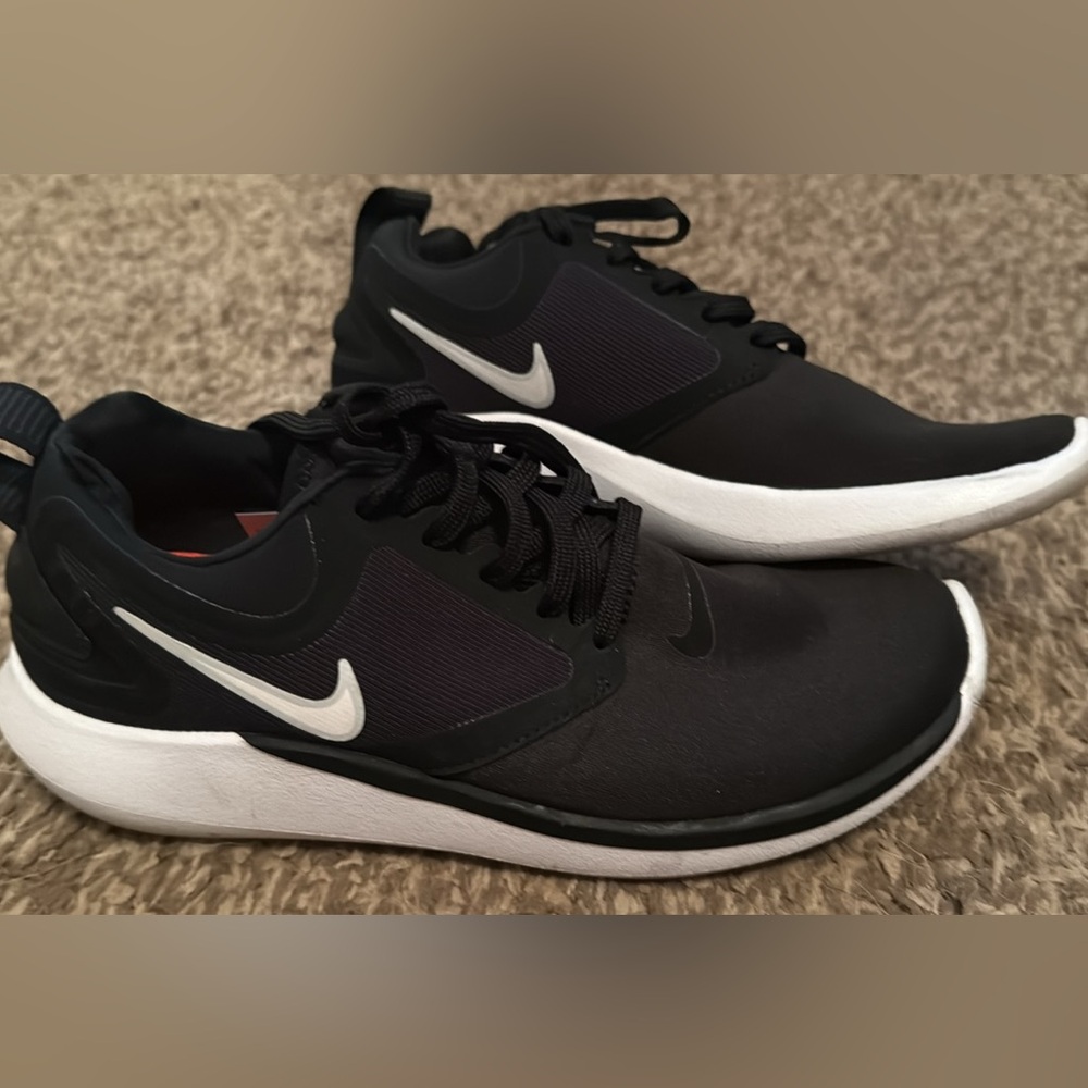 Nike Men's Black and White Sneakers